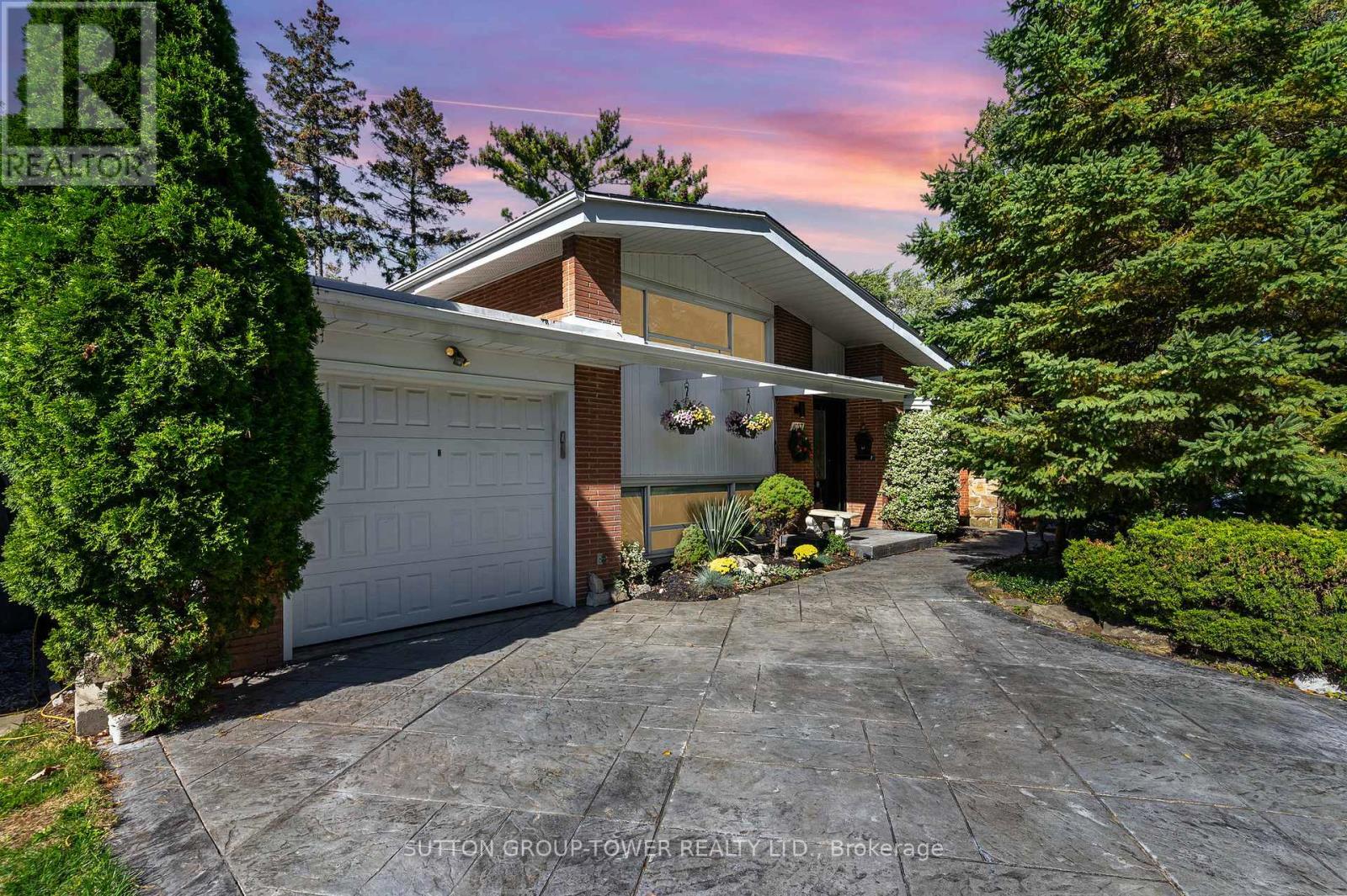 1037 Leilani Dr, Mississauga, ON L4Y 2C8