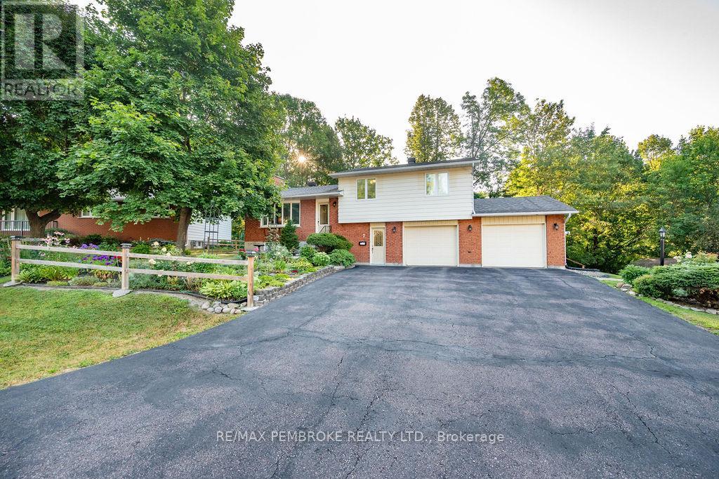 7 Indian Ct, Laurentian Valley, ON K8A 7V3