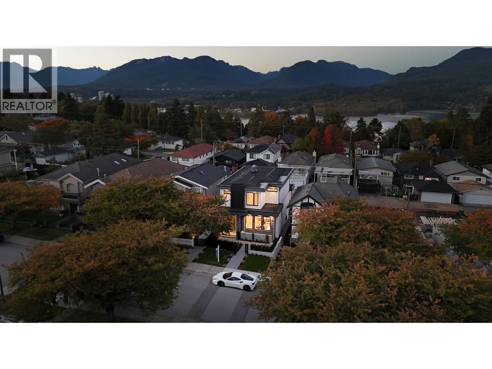 4413 Oxford St, Burnaby, BC V5C 1E6