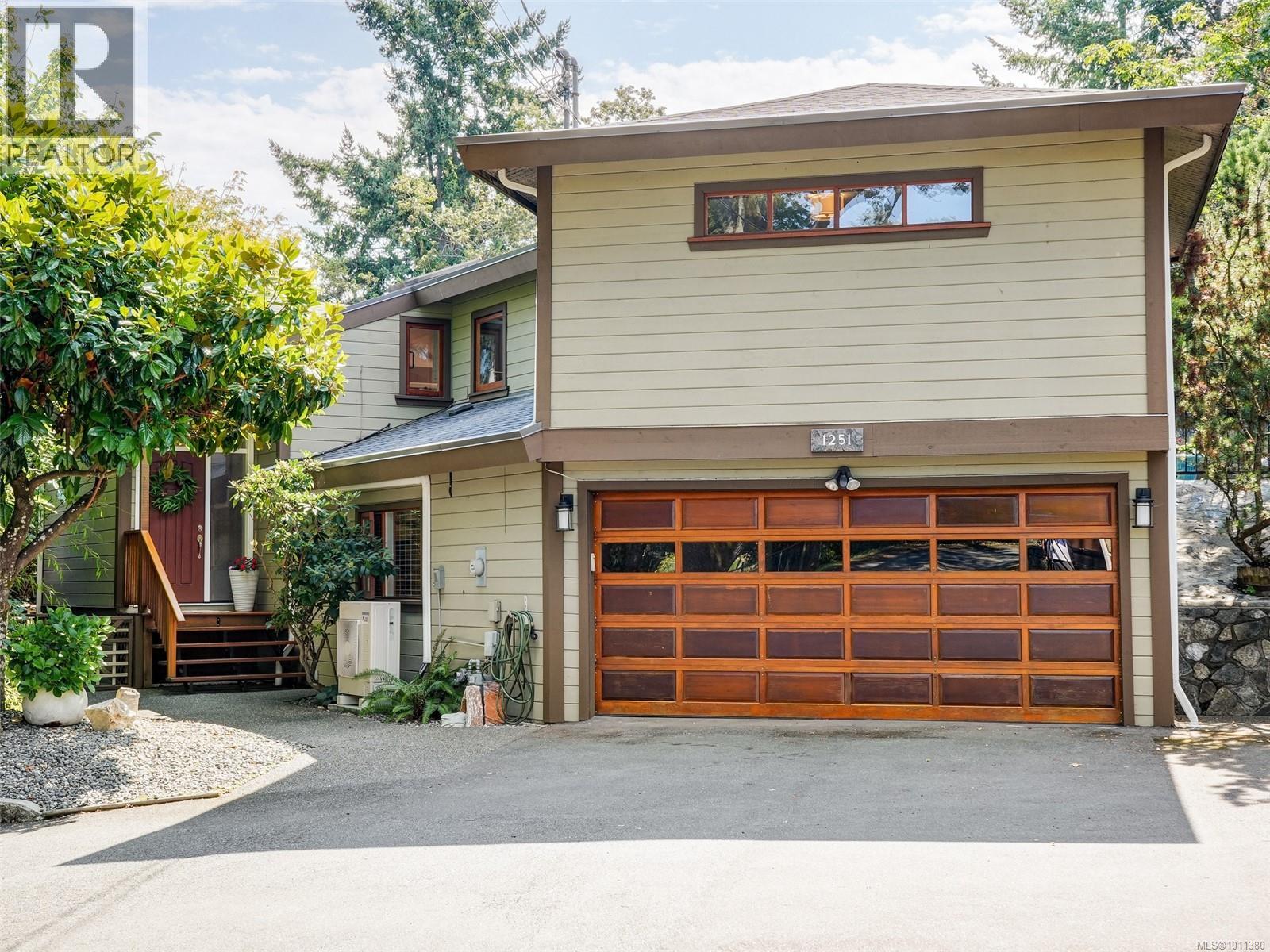 1251 Tattersall Dr, Saanich, BC V8P 1Z2