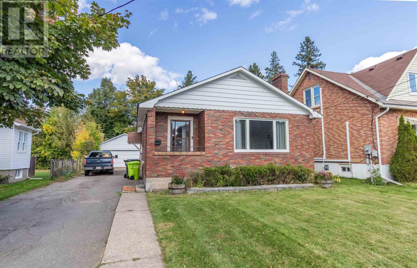 1266 Queen St E, Sault Ste. Marie, ON P6A 2E8