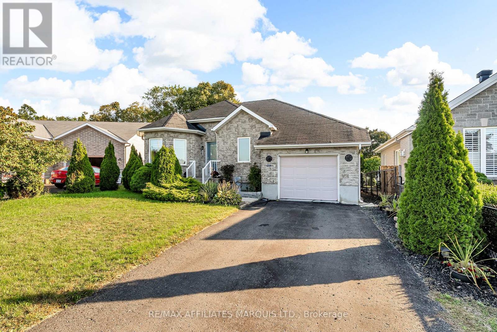 1286 Daprat Ave, Cornwall, ON K6H 6N9