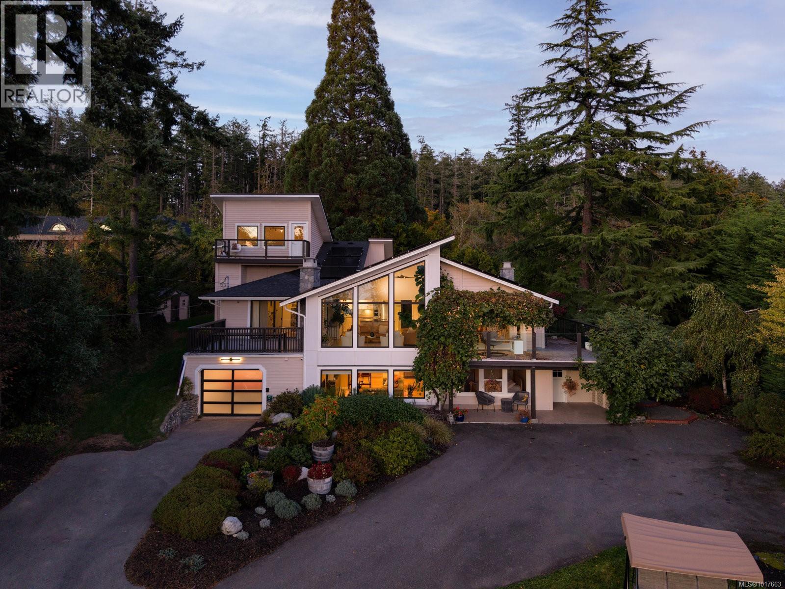 11321 Chalet Rd, North Saanich, BC V8L 5M1