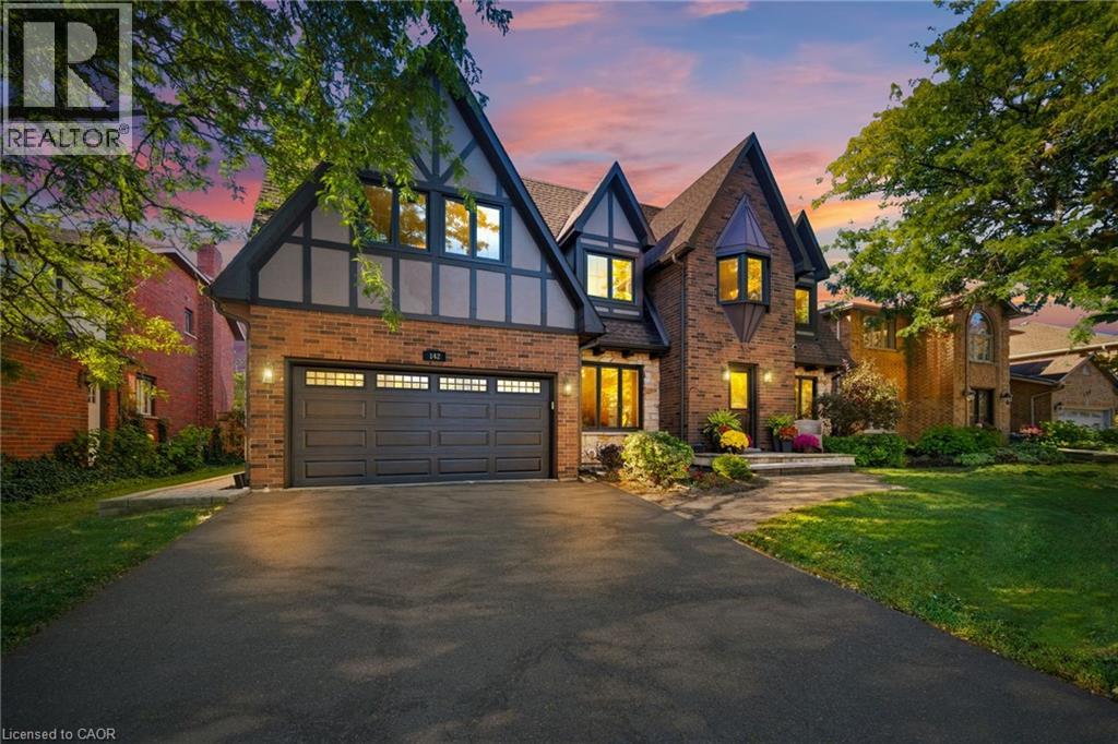 142 Meadowbrook Dr, Hamilton, ON L9G 4S8