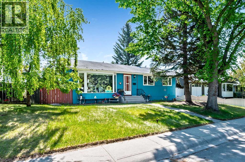 2628 Lionel Cres SW, Calgary, AB T3E 6B1