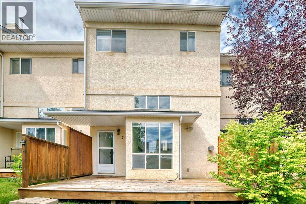7 Millrose Pl SW, Calgary, AB T2Y 3J6