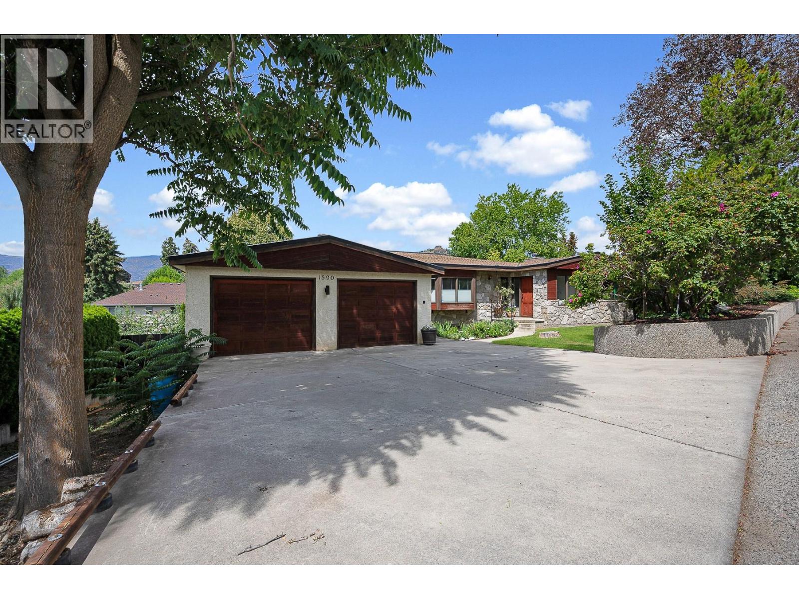 1590 Willow Cres, Kelowna, BC V1Y 4K3