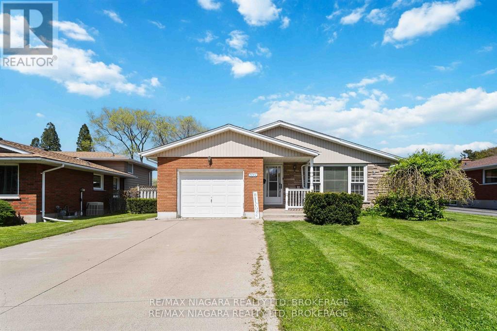 6579 Crawford St, Niagara Falls, ON L2E 5Z3