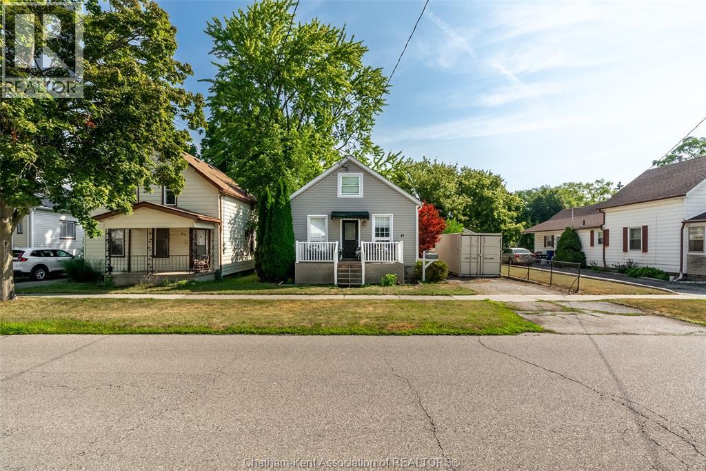 67 Pine St, Chatham, ON N7M 5G3