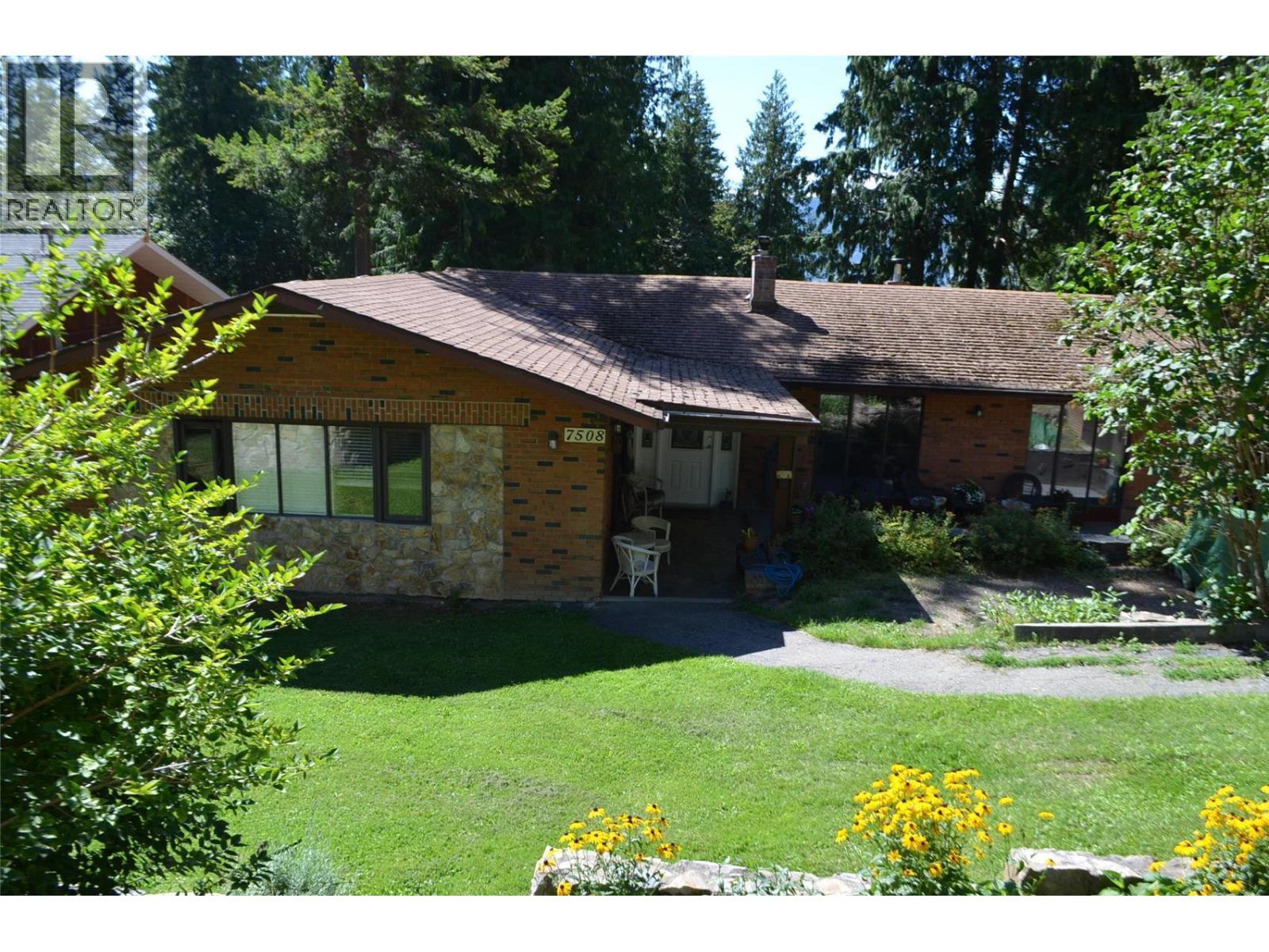 7508 Crowfoot Dr, Anglemont, BC V0E 1M8