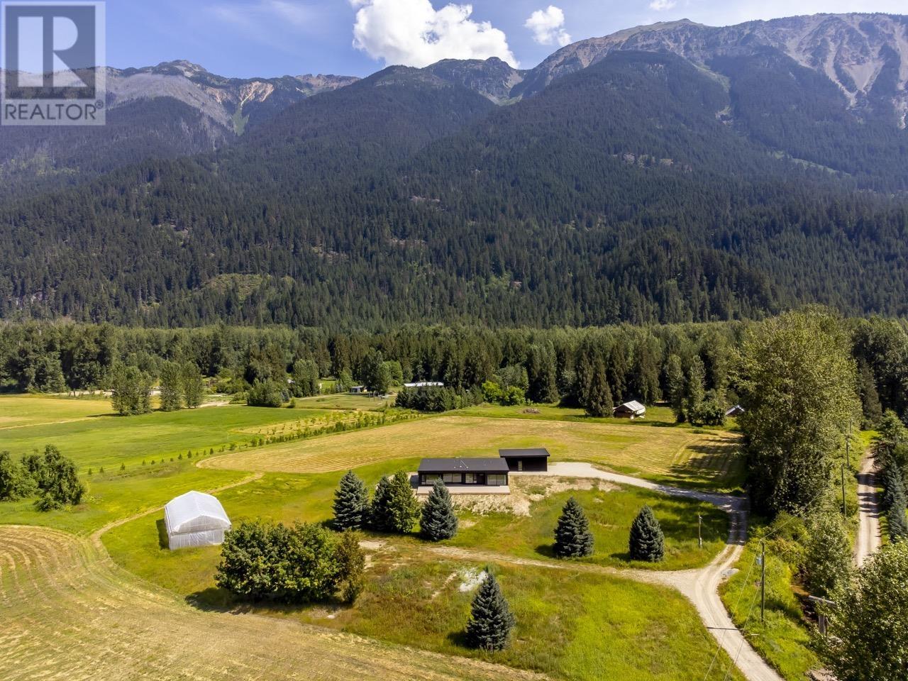 3085 Lois Rd, Pemberton, BC V0N 2L2