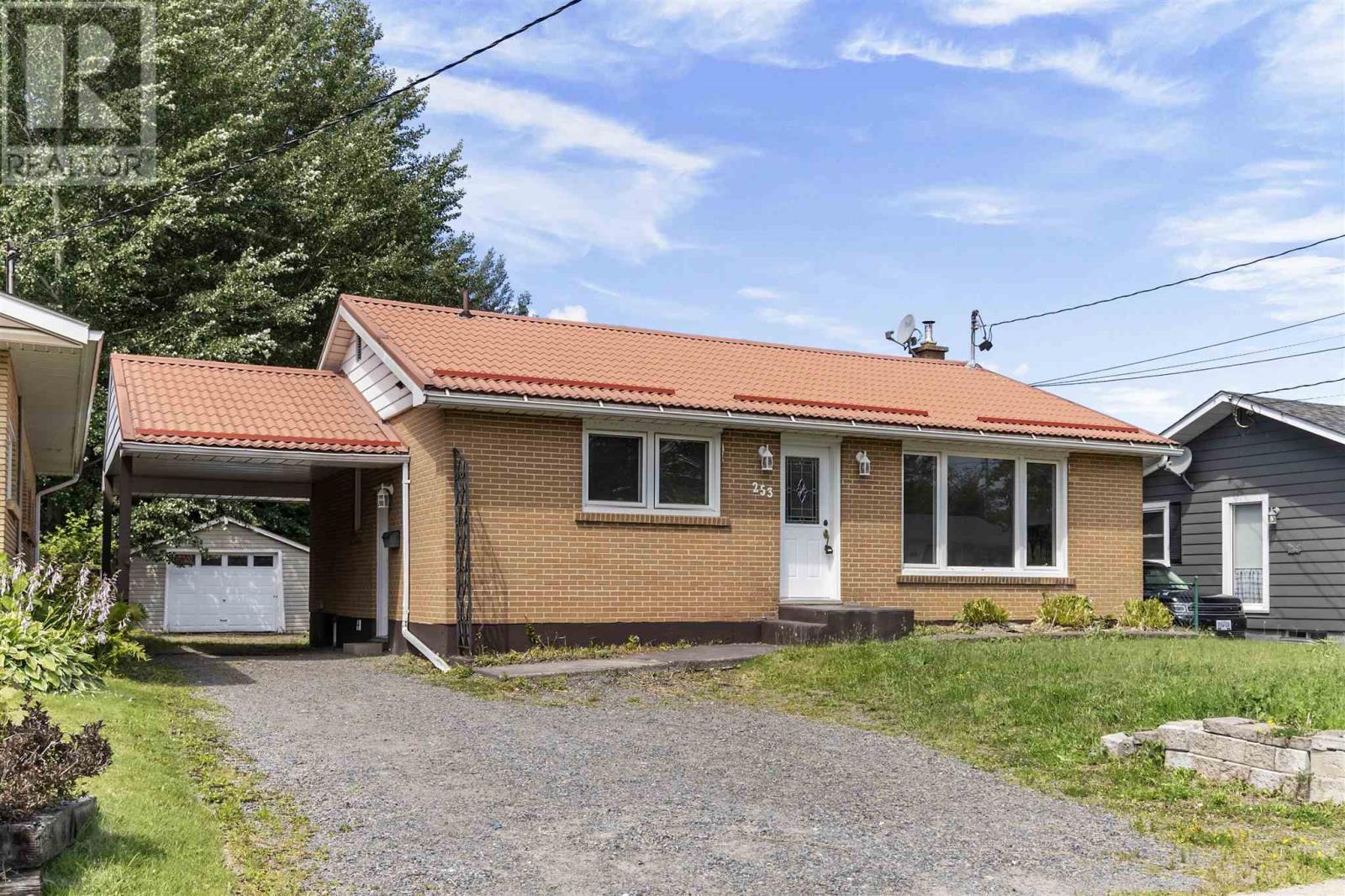 253 Lake St, Sault Ste. Marie, ON P6A 4B3