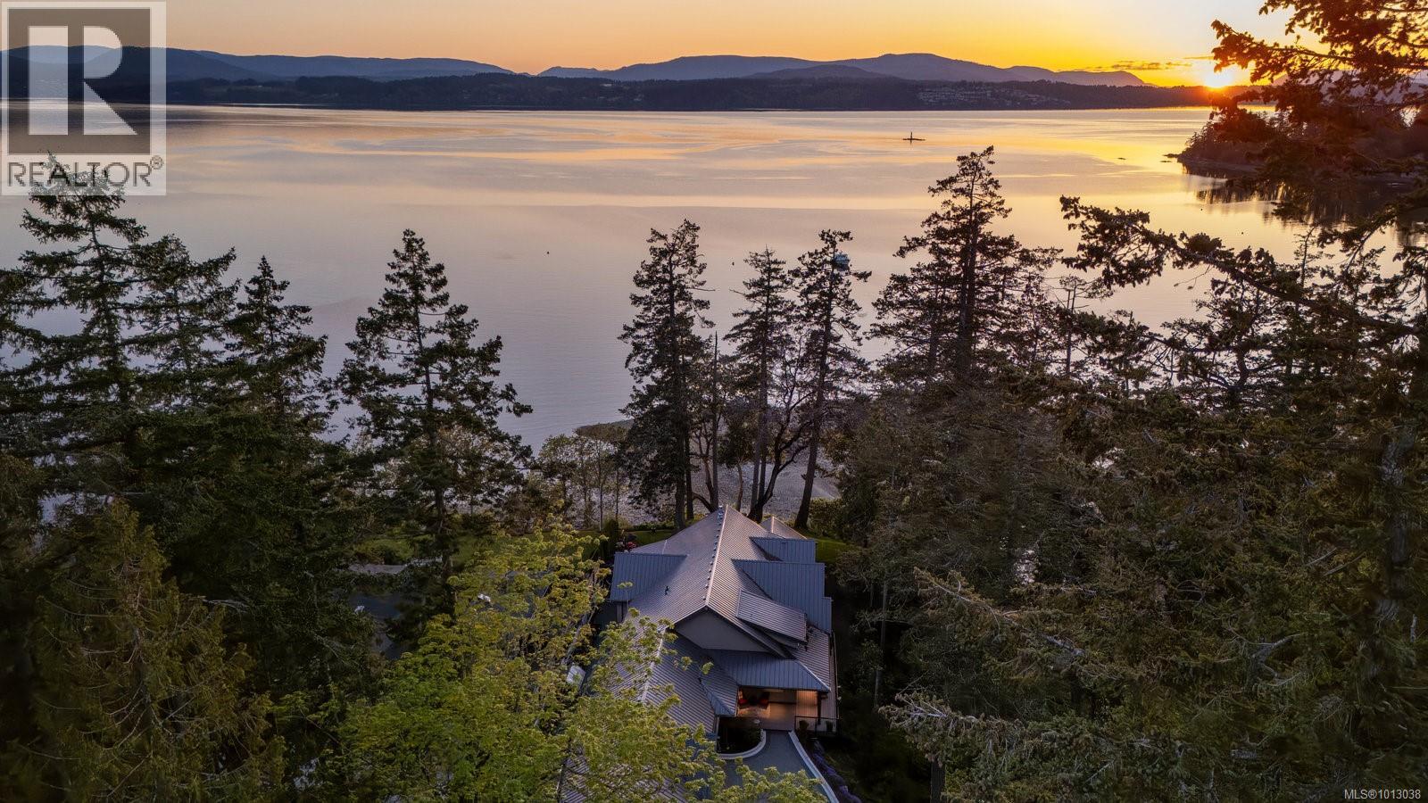 11176 Chalet Rd, North Saanich, BC V8L 5M1