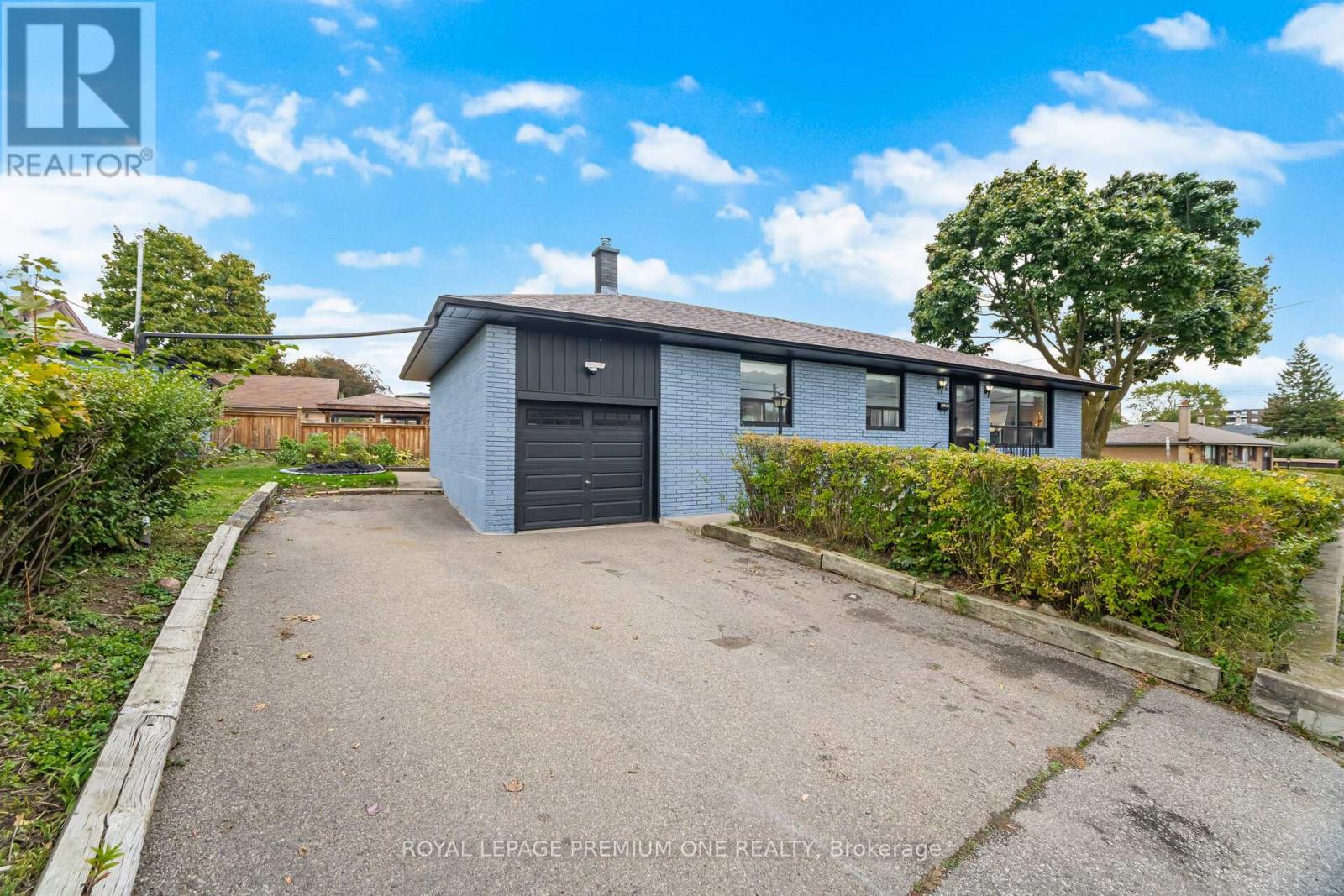 2 Del Ria Dr, Toronto, ON M6L 1M1