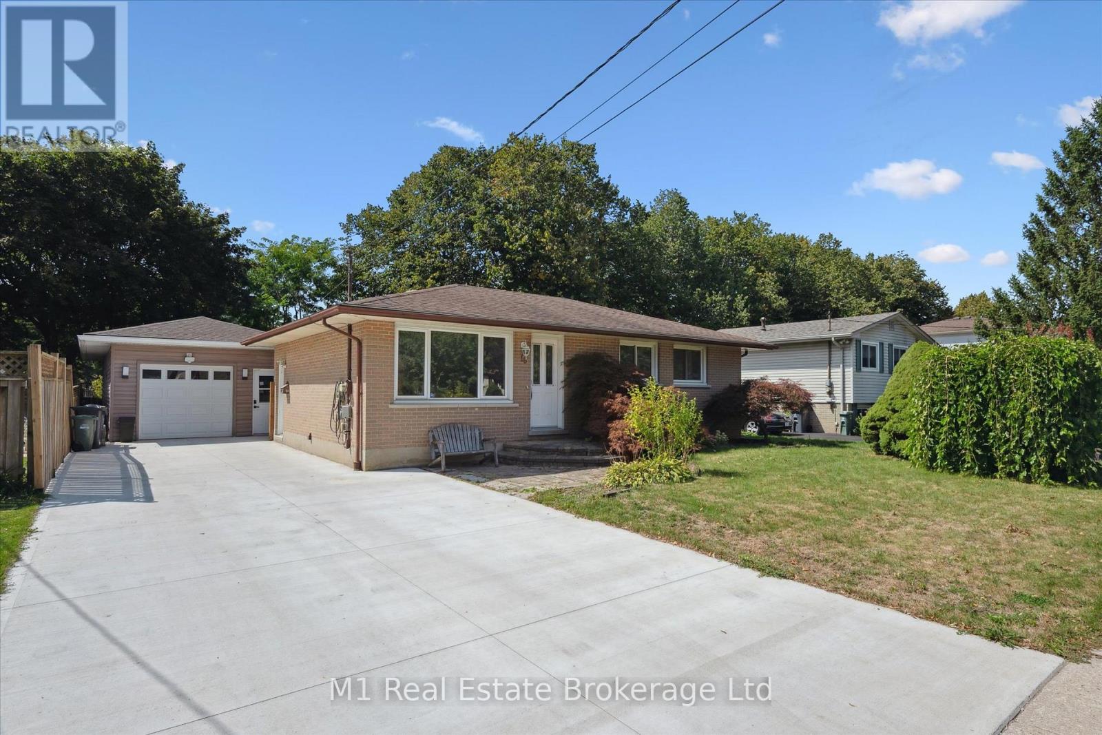 16 Hastings Blvd, Guelph Grange Road, ON N1E 4G4