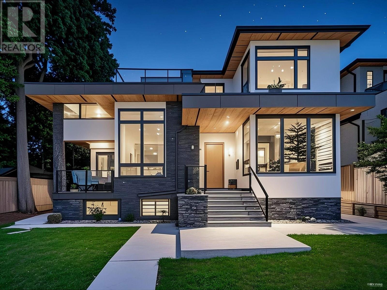 5243 Carson St, Burnaby, BC V5J 2Z3