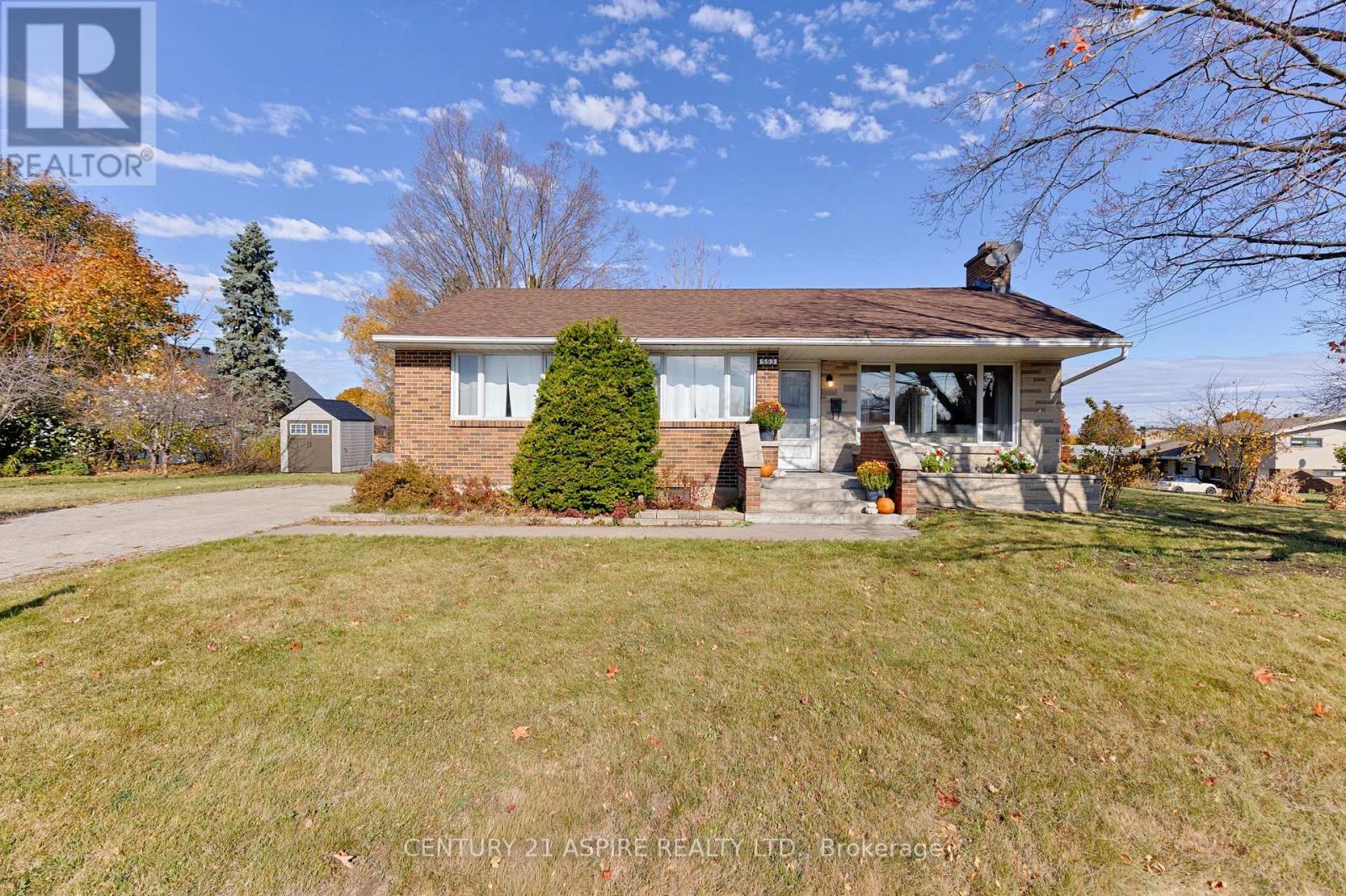 553 Champlain St, Pembroke, ON K8A 2W6