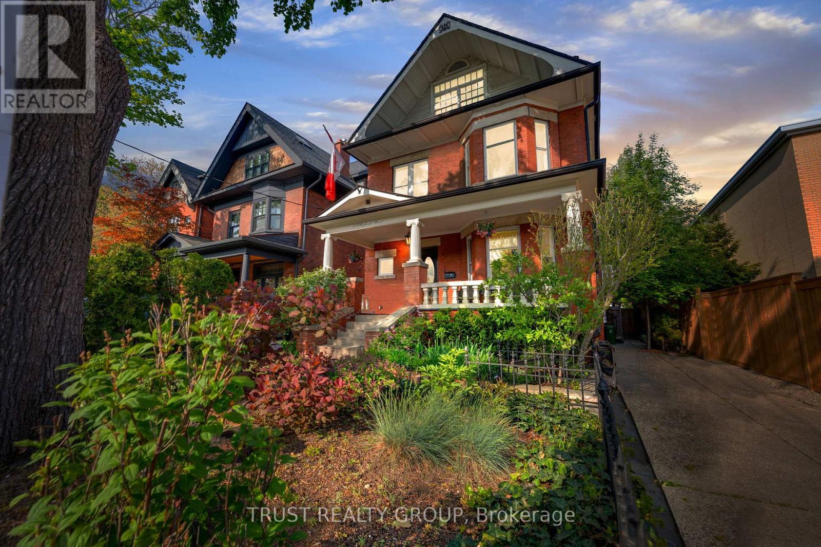 5 Ellerbeck St, Toronto, ON M4K 2T6