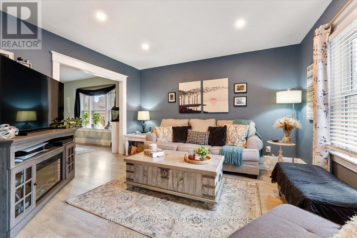 22 Chaplin Ave, St. Catharines, ON L2R 2E6