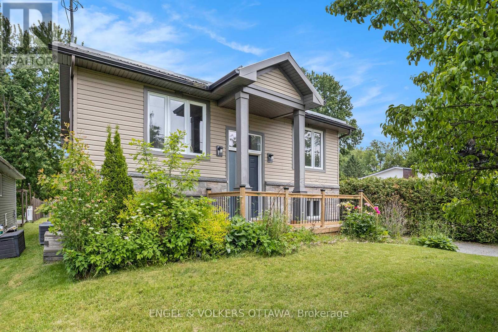 1095 Morin Rd, Ottawa, ON K4C 1A5
