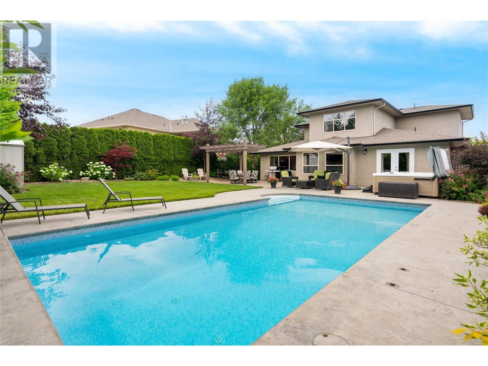 2464 Selkirk Dr, Kelowna, BC V1V 2R7