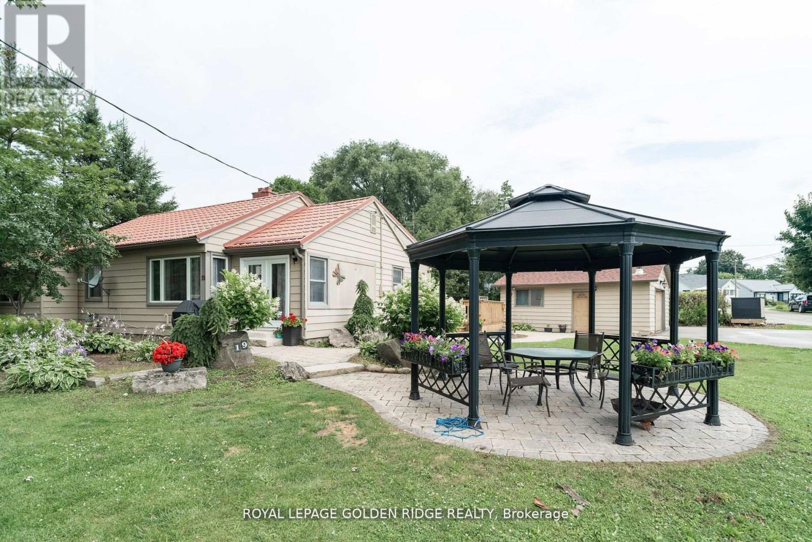 19 Lake Dr N, Georgina, ON L4P 1A2