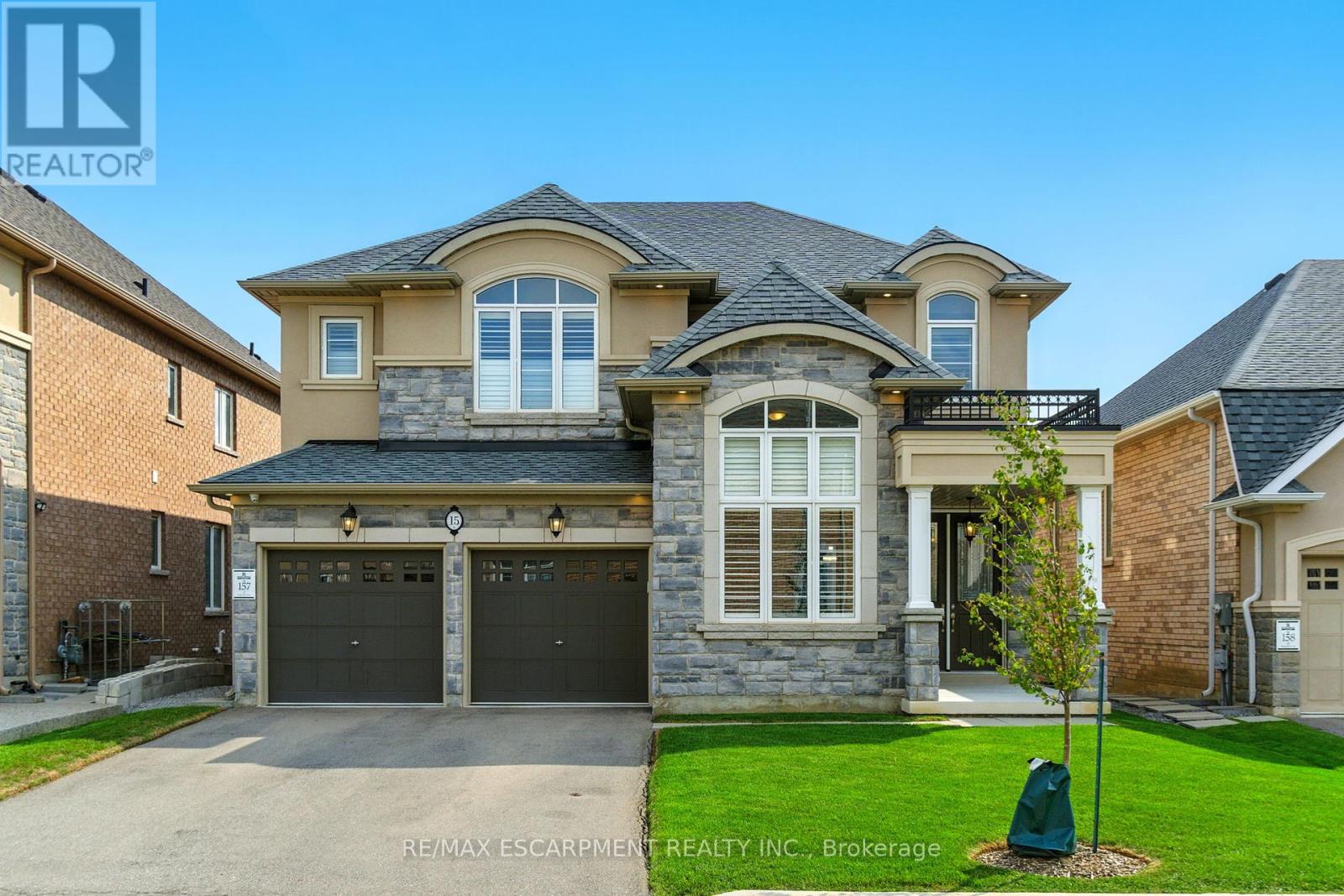 15 Robarts Dr, Hamilton, ON L9K 0H6