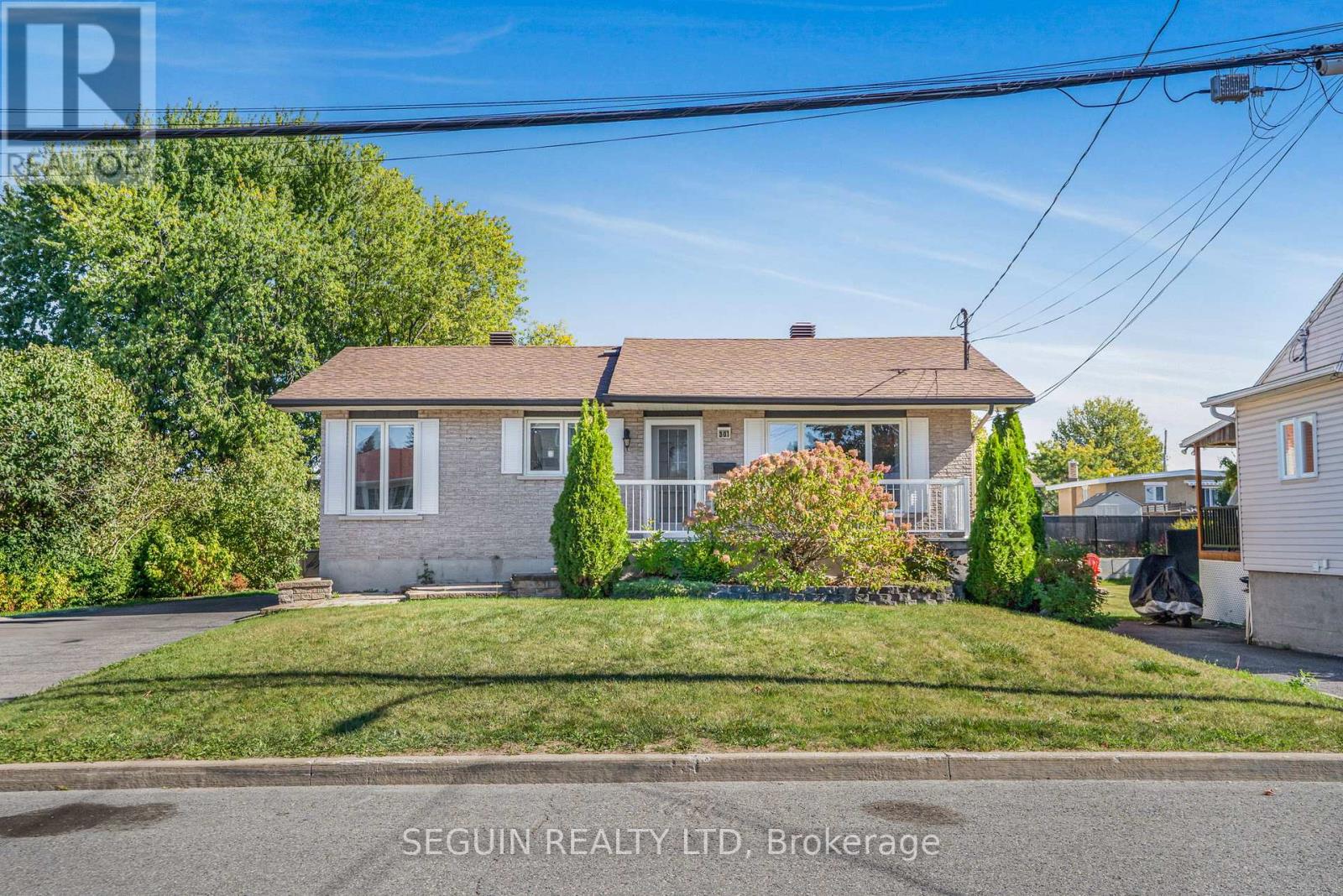 301-303 Chamberlain St, Hawkesbury, ON K6A 2G3