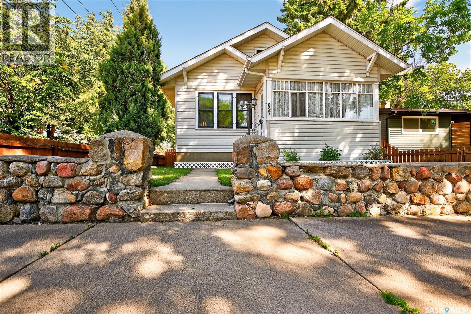 897 Willow Ave, Moose Jaw, SK S6H 1G4