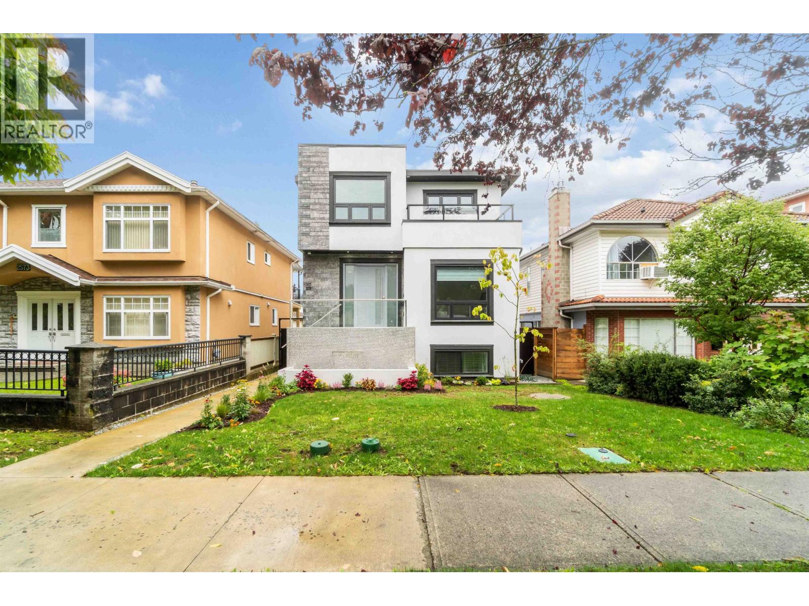 2577 Parker St, Vancouver, BC V5K 2T2