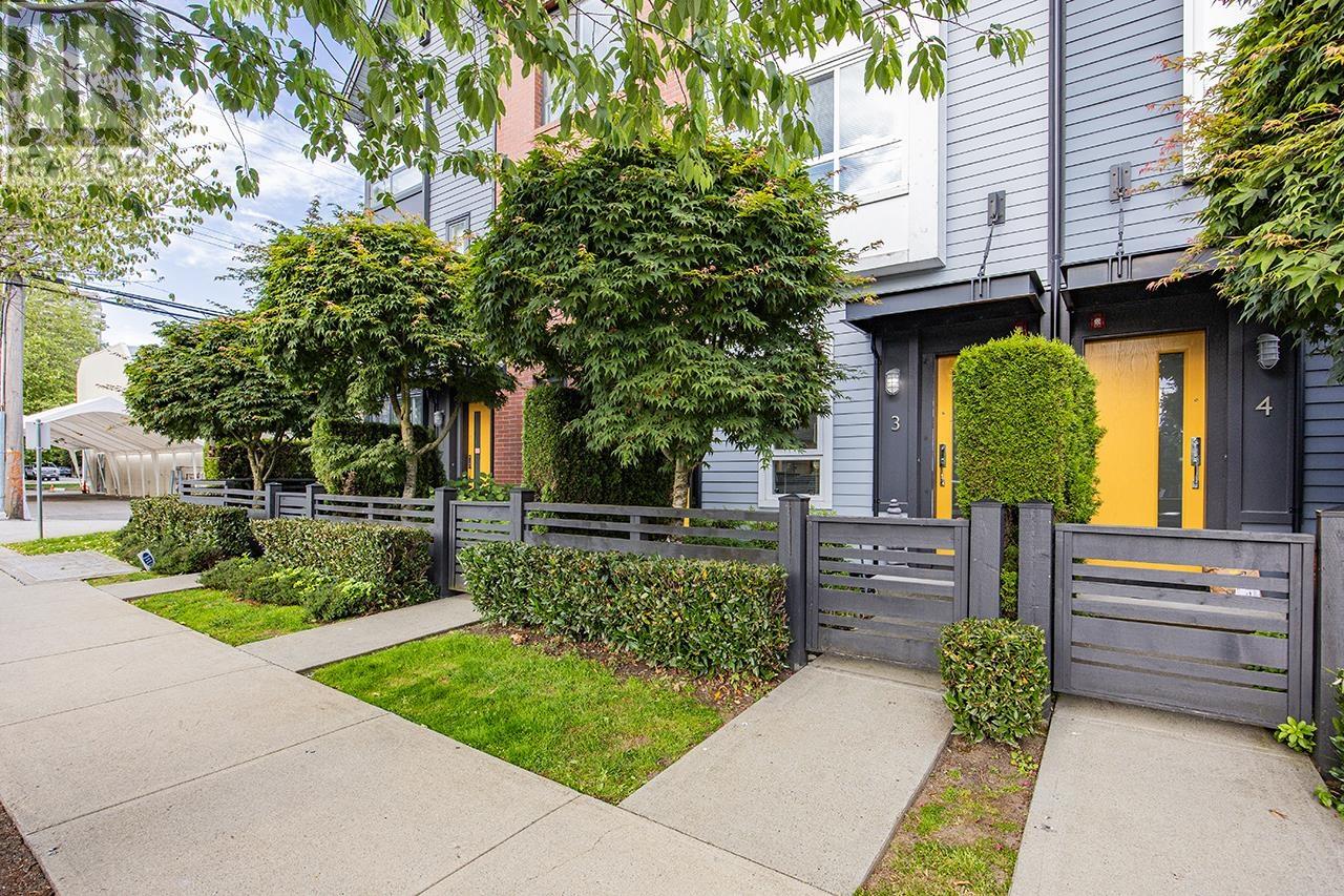 6868 Burlington Avenue Unit 3, Burnaby, BC V5J 0G1