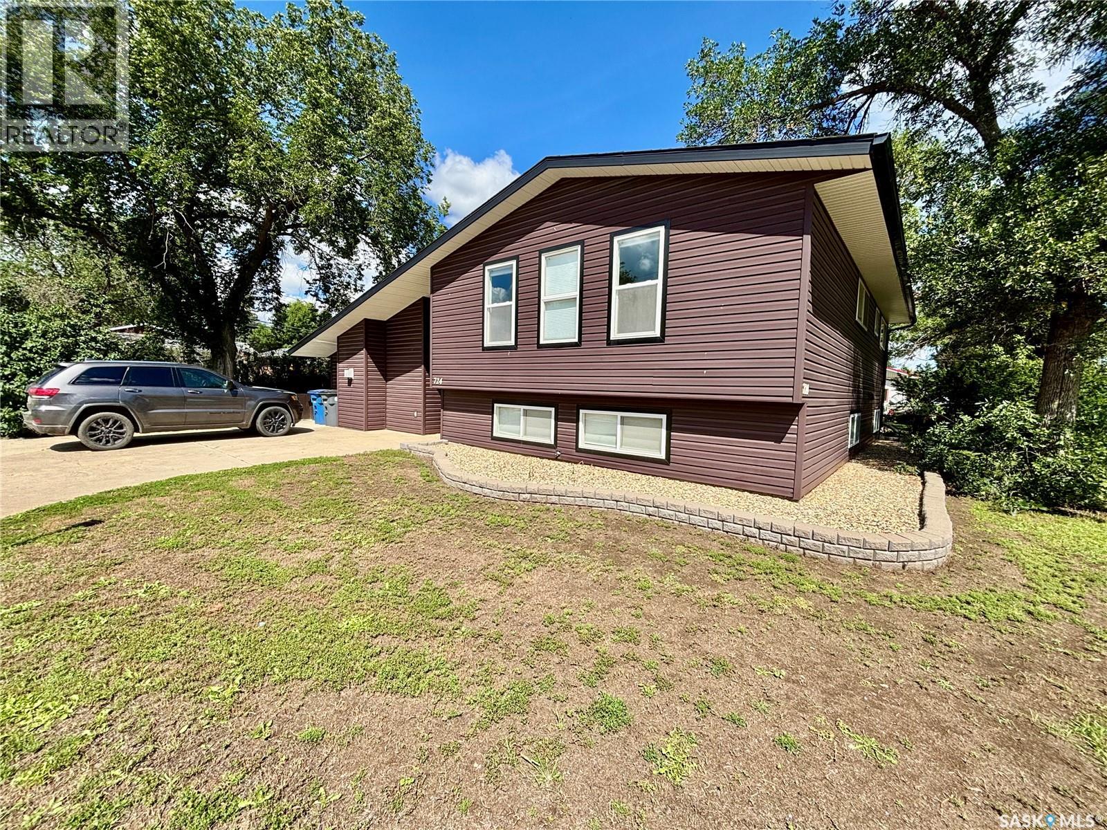 724 4 Street East, Assiniboia, SK S0H 0B0