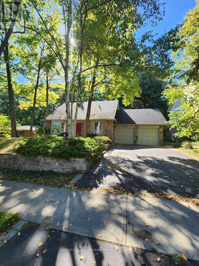 1928 Four Seasons Dr, Burlington, ON L7P 2Y1