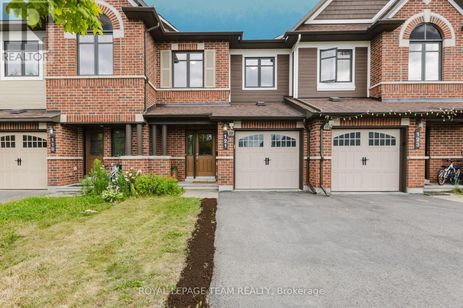 121 Mancini Way, Ottawa, ON K2J 3V1