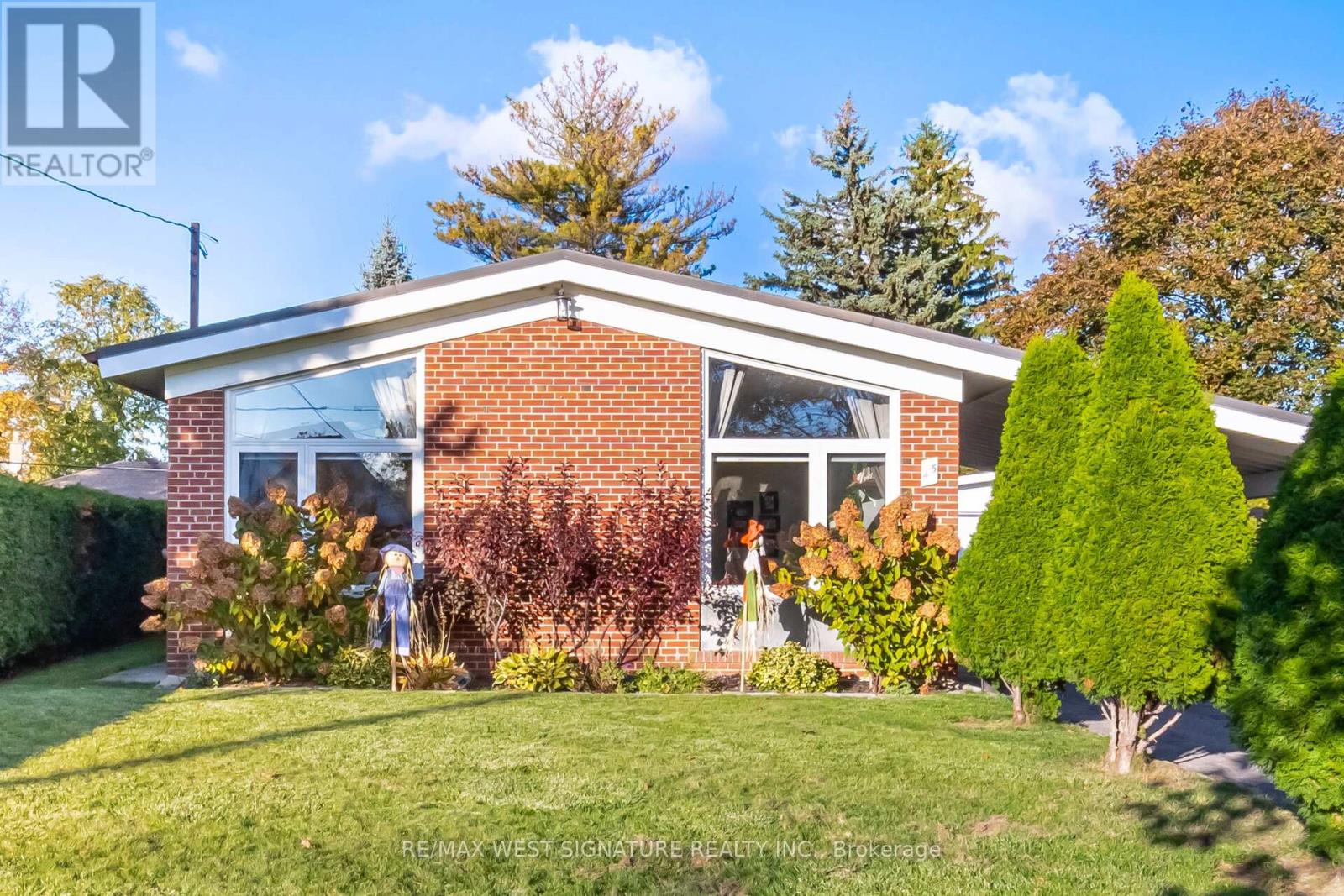 45 Henley Cres, Toronto, ON M9W 2X1