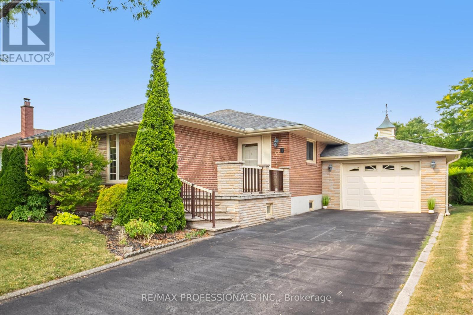 6 Tapley Dr, Toronto, ON M9R 3P3