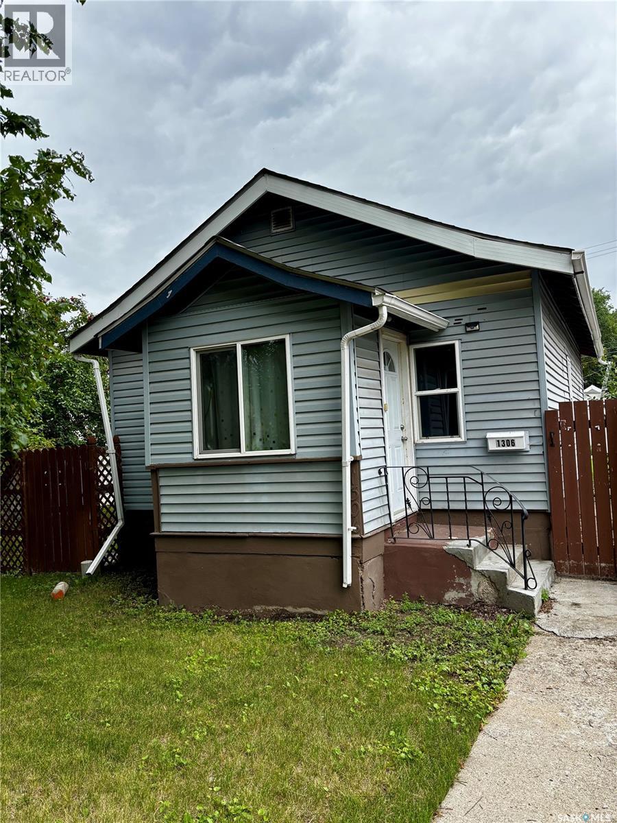 1306 B Ave N, Saskatoon, SK S7L 1G5