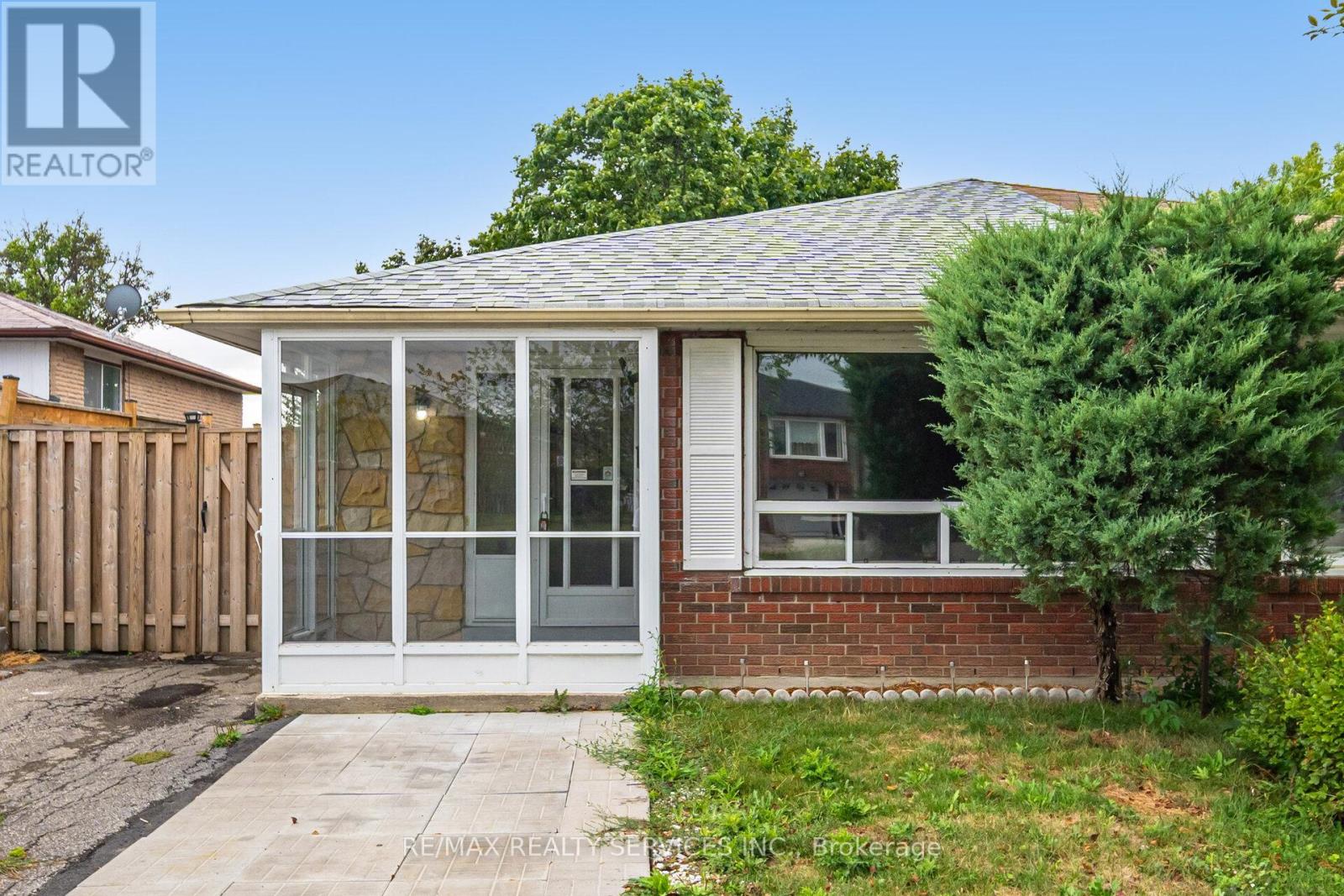 7386 Netherwood Rd, Mississauga, ON L4T 2N4