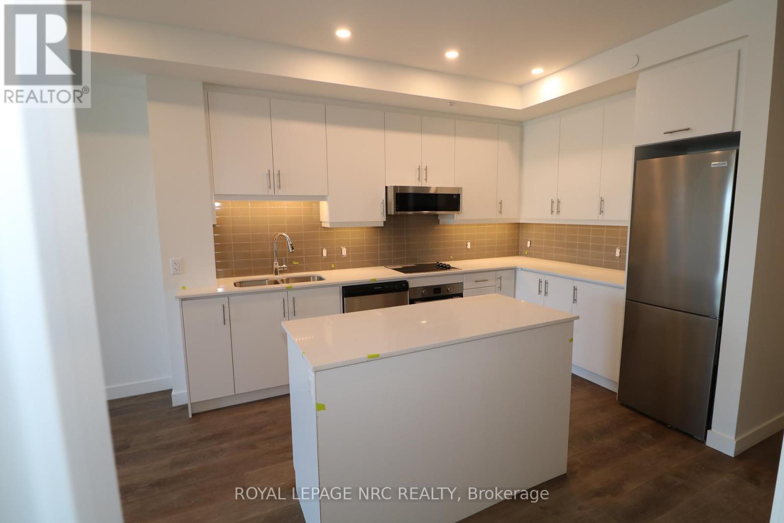 311 461 Green Rd, Hamilton Stoney Creek, ON L8E 5B4