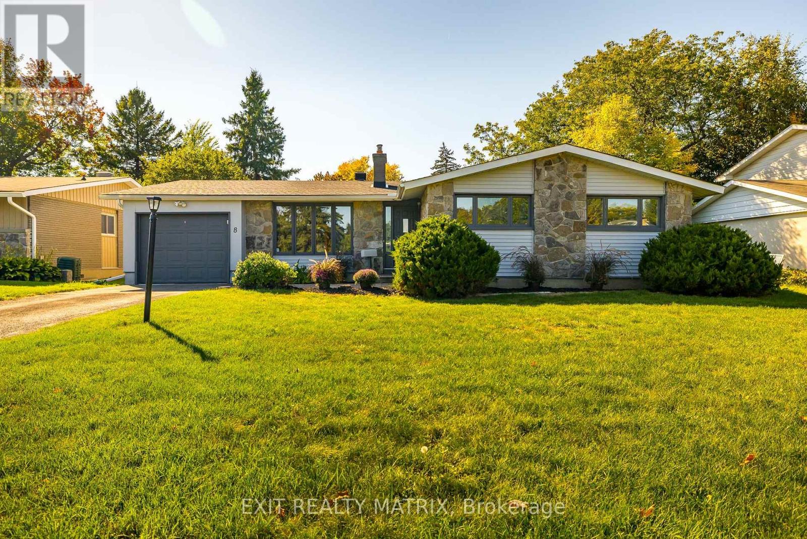 8 Brian Cres, Ottawa, ON K2H 6X3