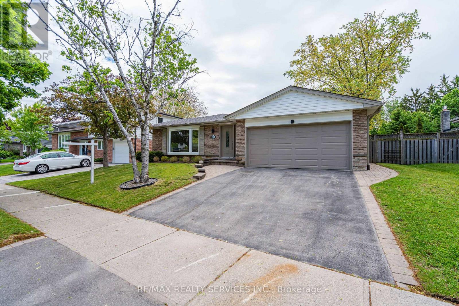 2296 Devon Rd, Oakville, ON L6J 5R4