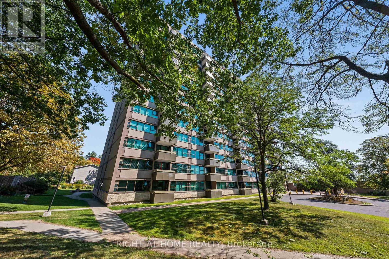 106 555 Brittany Dr, Ottawa, ON K1K 4C5
