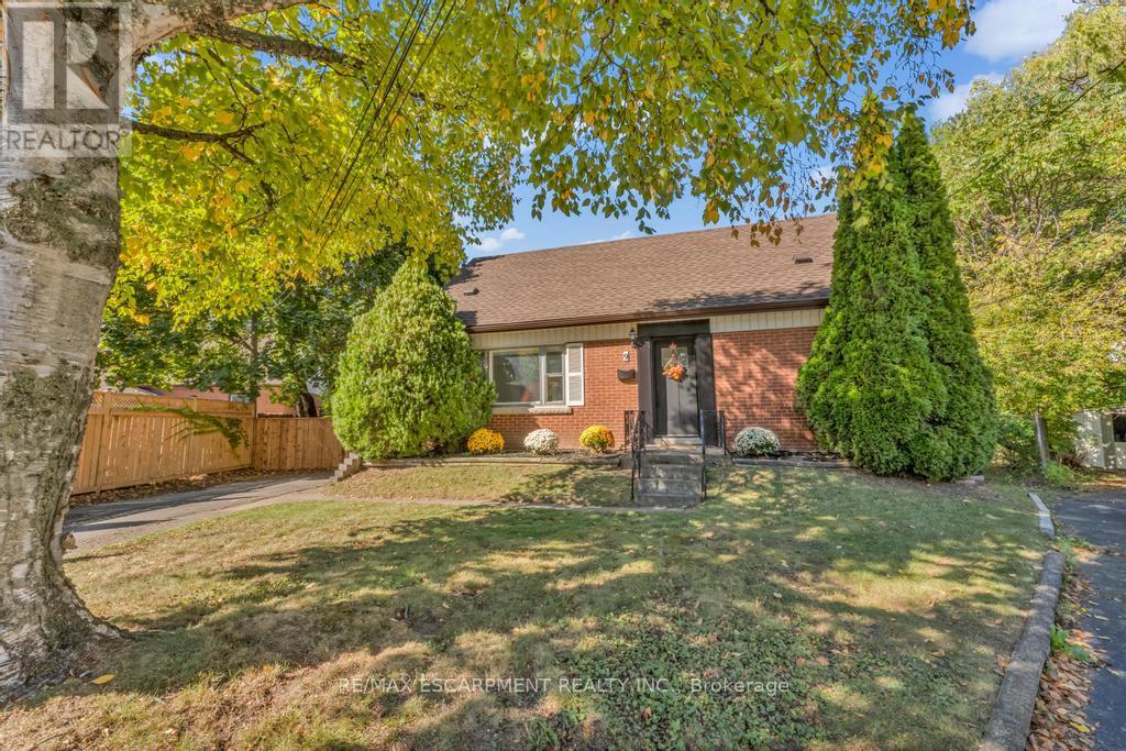9 Elaine Ct, Hamilton, ON L8K 3S2