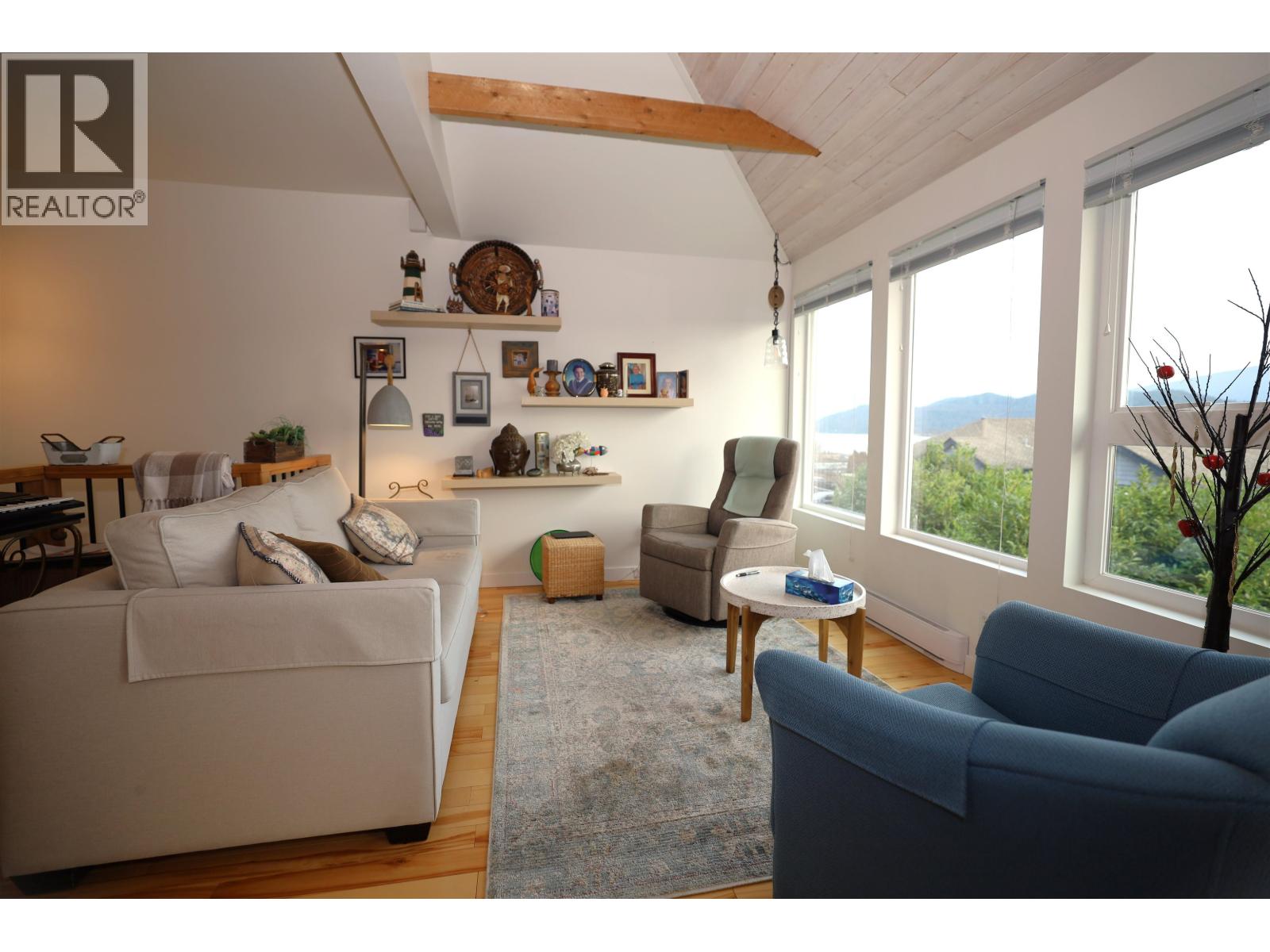 512 S Fletcher Rd, Gibsons, BC V0N 1V9