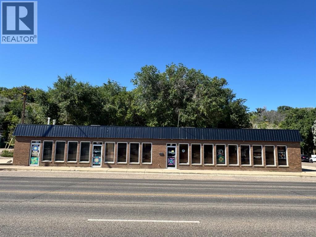 902 Kingsway Ave SE, Medicine Hat, AB T1A 8B9