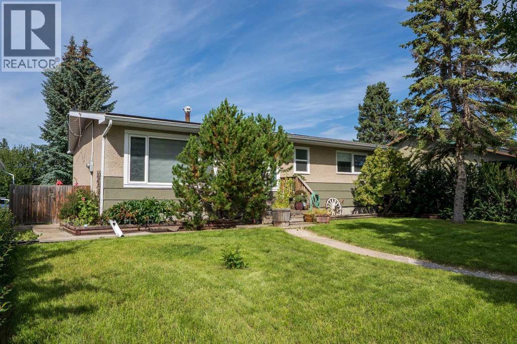 1622 Strathcona St, Crossfield, AB T0M 0S0