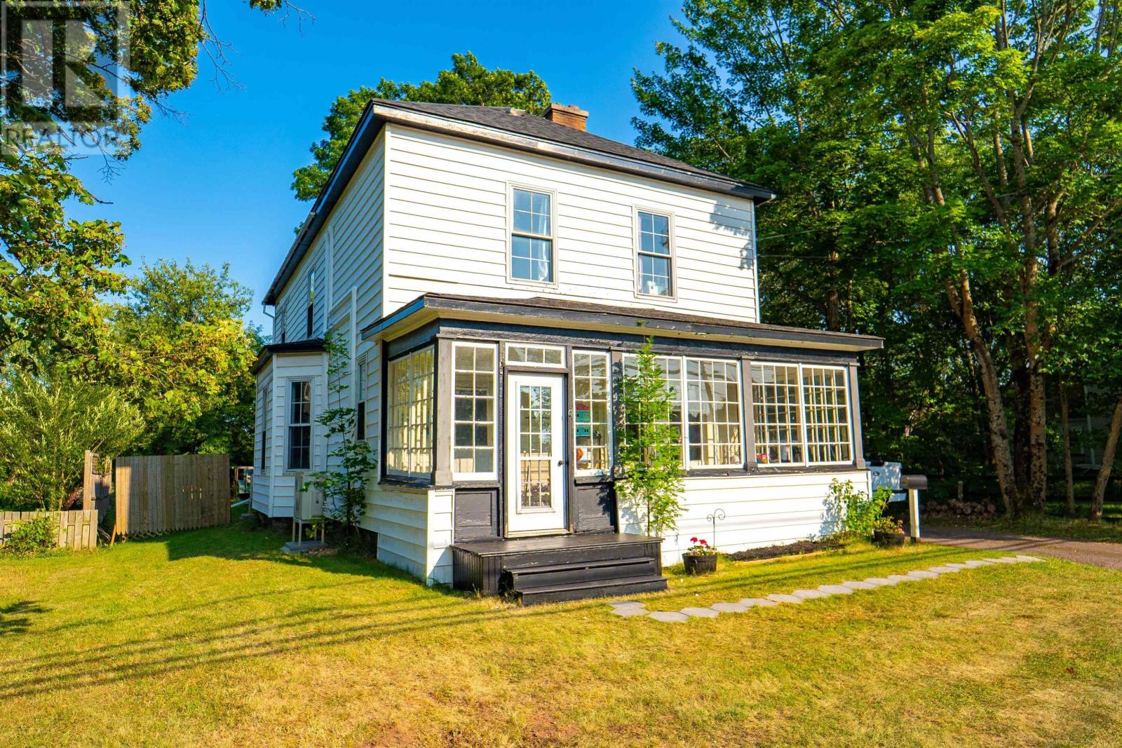 42 Victoria St W, Amherst, NS B4H 1C1