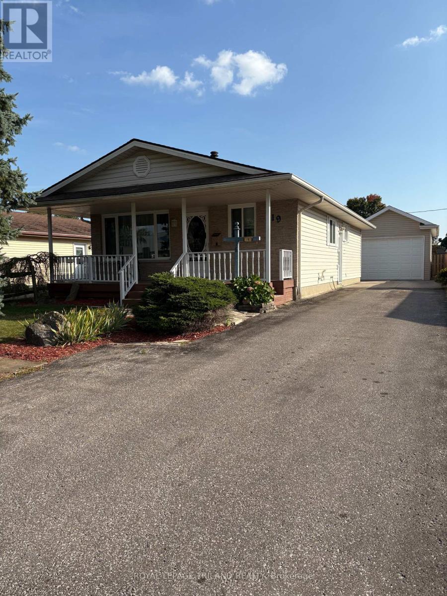 19 Paddon St, St. Thomas, ON N5R 5S9