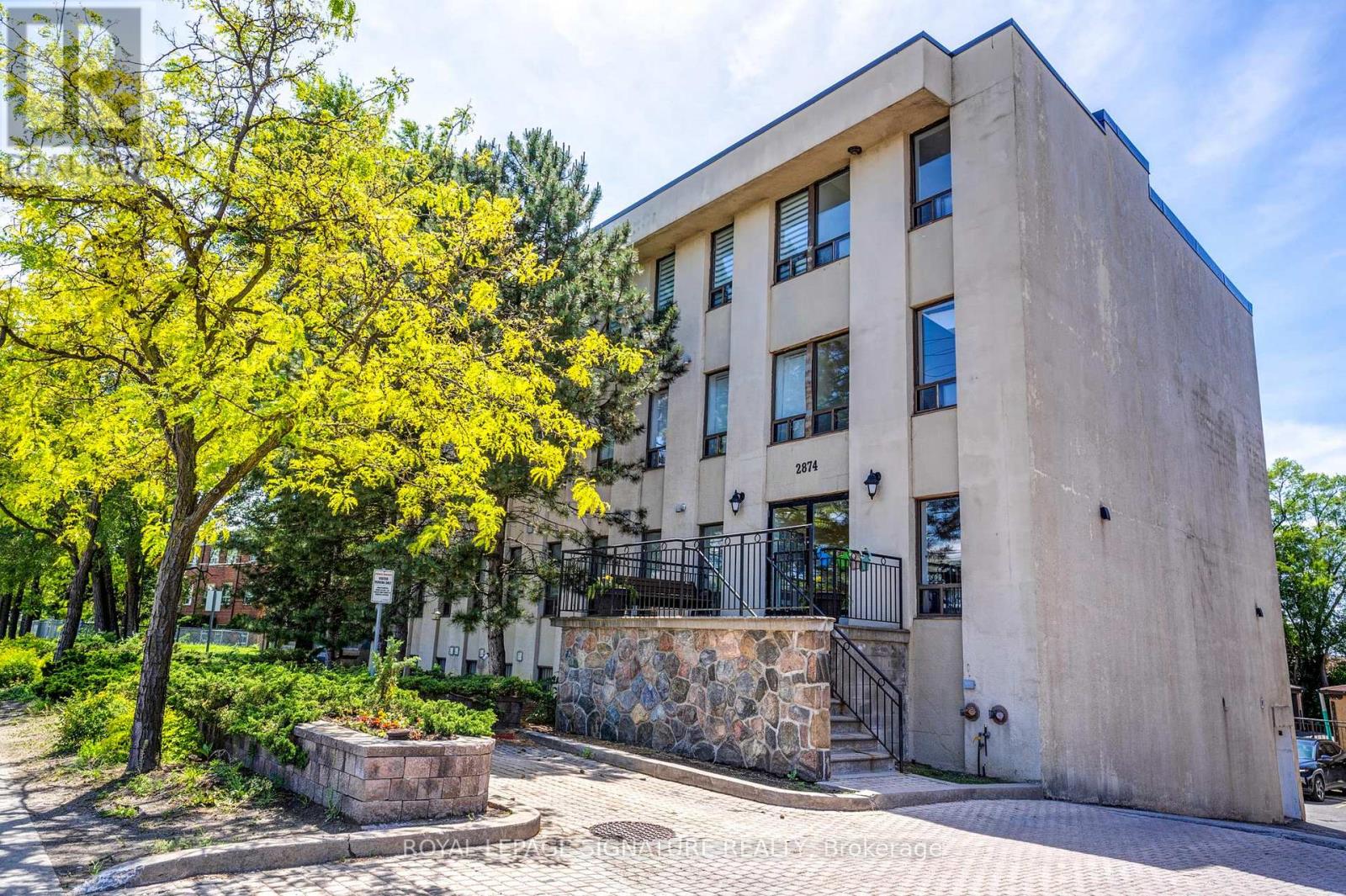 304 2874 Keele St, Toronto, ON M3M 3C4