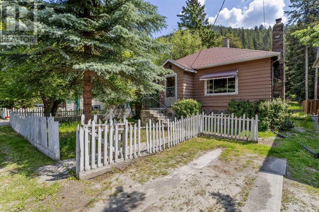 404 Otter St, Banff, AB T1L 1E3